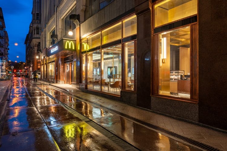 the-world-s-most-elegant-mcdonald-s-restaurant-has-opened-in-budapest